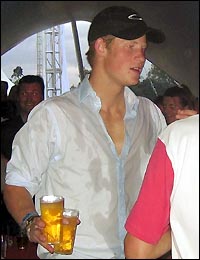 與女友泡吧 哈里王子錯(cuò)過急行軍訓(xùn)練受嚴(yán)懲