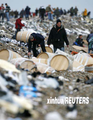 英國：貨輪遇風暴擱淺 有人哄搶有人救鳥