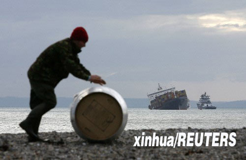 英國:貨輪遇風(fēng)暴擱淺 有人哄搶有人救鳥