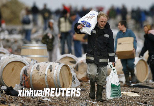 英國：貨輪遇風暴擱淺 有人哄搶有人救鳥