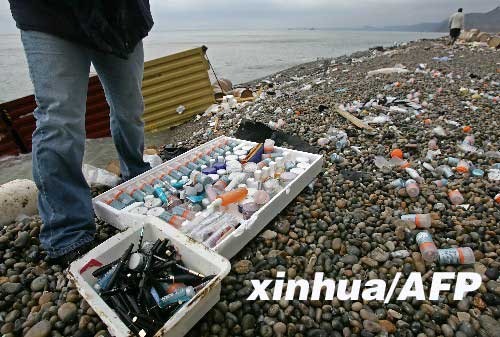 英國：貨輪遇風暴擱淺 有人哄搶有人救鳥