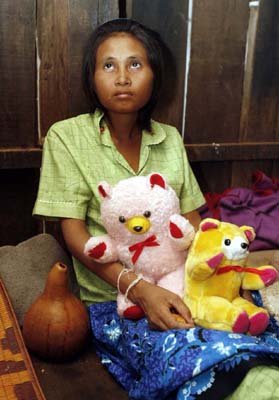 柬埔寨叢林女子艱難回歸人類 身份之謎仍未解