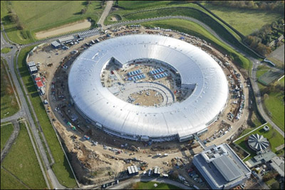 英啟用“超級顯微鏡” 世界最亮光線能令原子現形