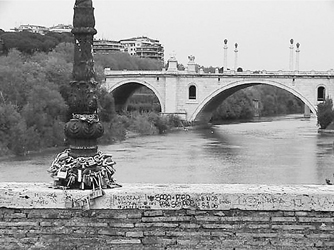 意大利:“愛(ài)情橋”不堪“愛(ài)情鎖”之重