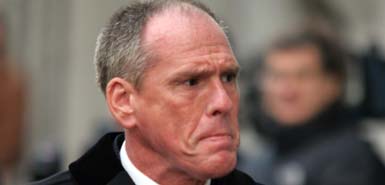 豪華生活來源不明 英國教父被判入獄7年