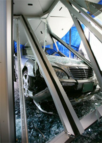 韓SK電訊總部遭奔馳車撞擊 疑為顧客報復