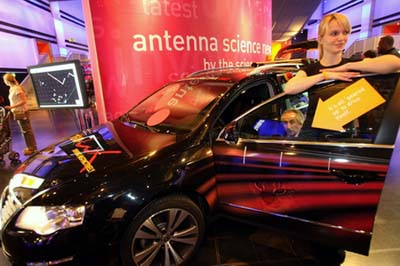 無人駕駛汽車亮相倫敦 車前后都有“眼”