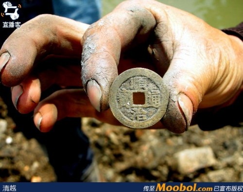 江蘇工地挖出古銅錢 民眾搶挖賣錢惹爭議