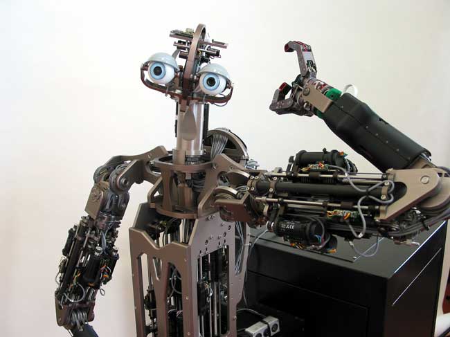 美麻省理工開發新型智能機器人 能和人對眼神會喊痛