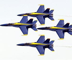 美海軍飛行表演戰機撞入民居 飛行員喪生