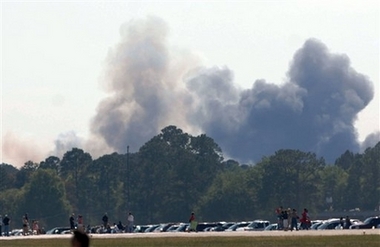 美海軍飛行表演戰機撞入民居 飛行員喪生