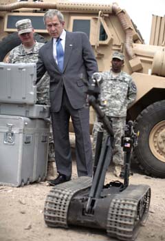 機器人部隊透視 布什親手“探彈”過手癮