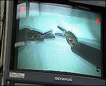 機器人部隊透視 布什親手“探彈”過手癮