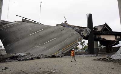 美加州油罐車爆炸起火 最繁忙高速路燒斷坍塌（圖）