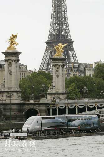 火車“坐船”暢游塞納河