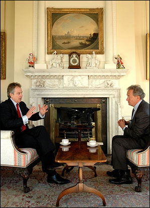 布萊爾離任前發(fā)飆:<FONT COLOR=#3A4EB8>唐寧街10號并不適合首相居住</FONT>