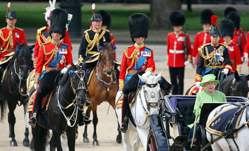 女王81歲生日檢閱禁衛軍