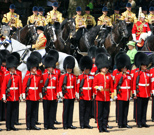 女王81歲生日檢閱禁衛軍