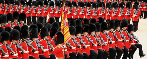 女王81歲生日檢閱禁衛軍