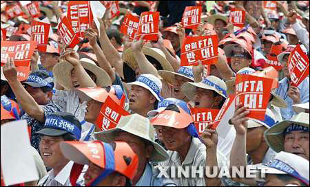 韓農(nóng)民抗議進(jìn)口美國牛肉