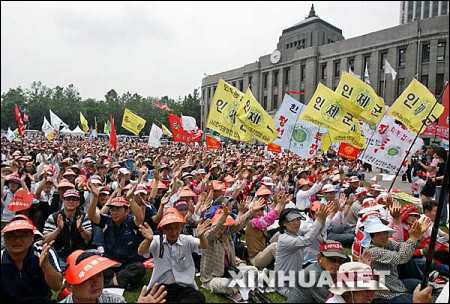 韓農(nóng)民抗議進(jìn)口美國牛肉