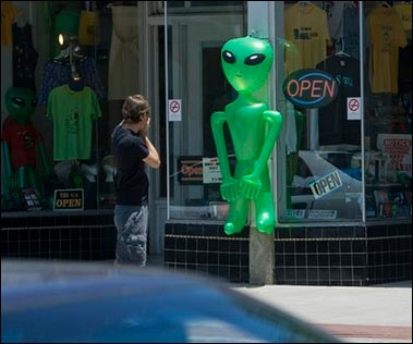 美羅斯威爾UFO之都建主題樂園<FONT COLOR=#3A4EB8> 體驗遭外星人綁架</FONT>