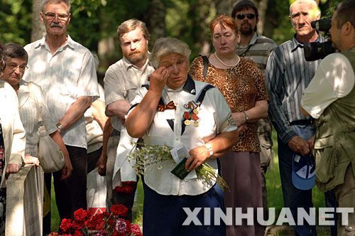 愛(ài)重新安葬蘇軍烈士遺骨