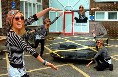 利用光學原理欺騙眼睛 英國女生用手畫出“隱形車”