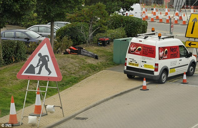 英國電工戶外作業臨街大睡 無奈被主管抓現行