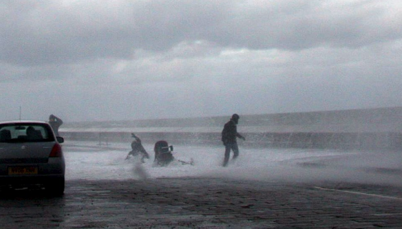 英國(guó)夫妻和寶寶海邊散步險(xiǎn)被巨浪吞噬