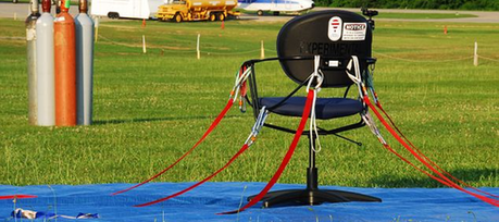 美國冒險家用55個氣球制作飛天椅 最高升到4500米