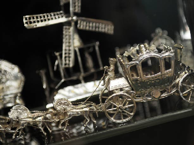 英國“王室拼圖”首亮相 84歲女王最愛“盲拼”