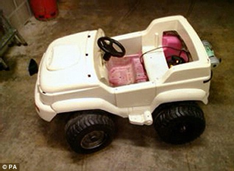 英國醉酒父親因駕駛兒子玩具車遭禁駕3年