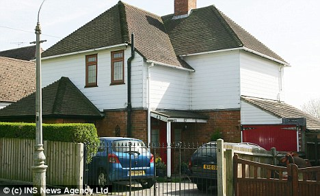 擔心兒子命喪阿戰一英兵母親自縊 父親隨后也上吊