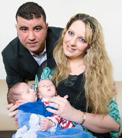 愛爾蘭連體雙胞胎成功分離 手牽手亮相溫馨感人