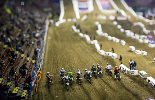 神奇！相機竟能照出小人國