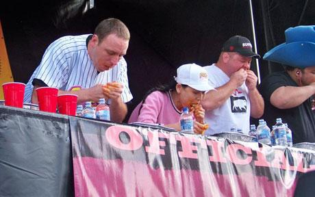 美“熱狗大胃王”又奪吃卷餅大賽冠軍 10分鐘吞47個卷餅