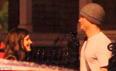 王子戀上女主持？英媒拍到哈里與電視女主持調笑