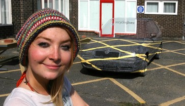 利用光學原理欺騙眼睛 英國女生用手畫出“隱形車”