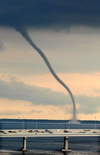 美國港口城市水面上出現(xiàn)巨型龍卷風(fēng)