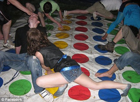 英童子軍特大丑聞：學(xué)員易裝派對(duì)