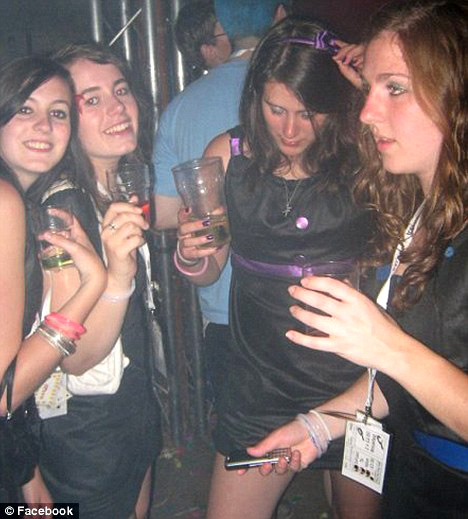 英童子軍特大丑聞：學(xué)員易裝派對