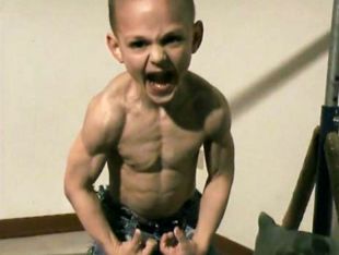 最強壯男童4歲創(chuàng)下倒立行走世界紀錄