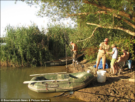 英11歲小女孩釣到87.5公斤大鯰魚