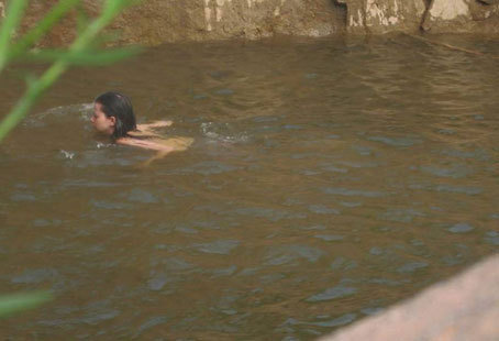 山東天馬島驚現外國美少女悍然裸泳