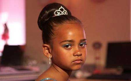 選美小姐不足十歲 迷戀名利圈[組圖]