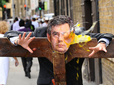 組圖：英市民用雞蛋砸首相布朗頭像泄憤