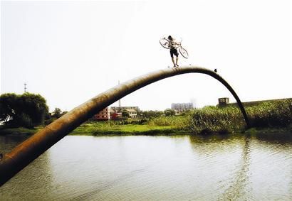 八旬獨臂翁種田騎車走鋼管獲稱最牛農民