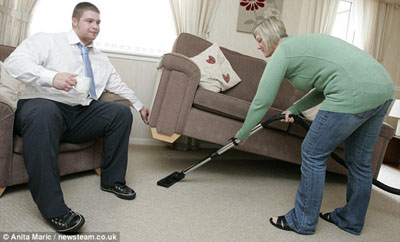 英國17歲男孩力大無比 能夠輕松抬起汽車(圖)