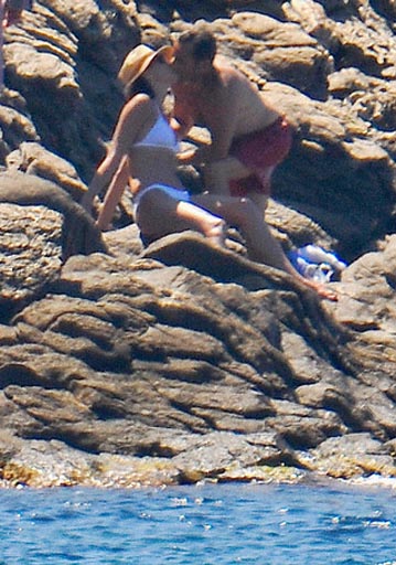 薩科齊布呂尼海灘休假激吻場景曝光